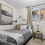Mystic Mountain Chalet, Heated Outdoor Pool & Hot Tub, Free Parking, Fast Wifi!