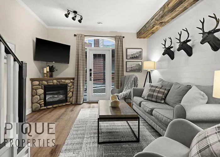 Mystic Mountain Chalet, Heated Outdoor Pool & Hot Tub, Free Parking, Fast Wifi!