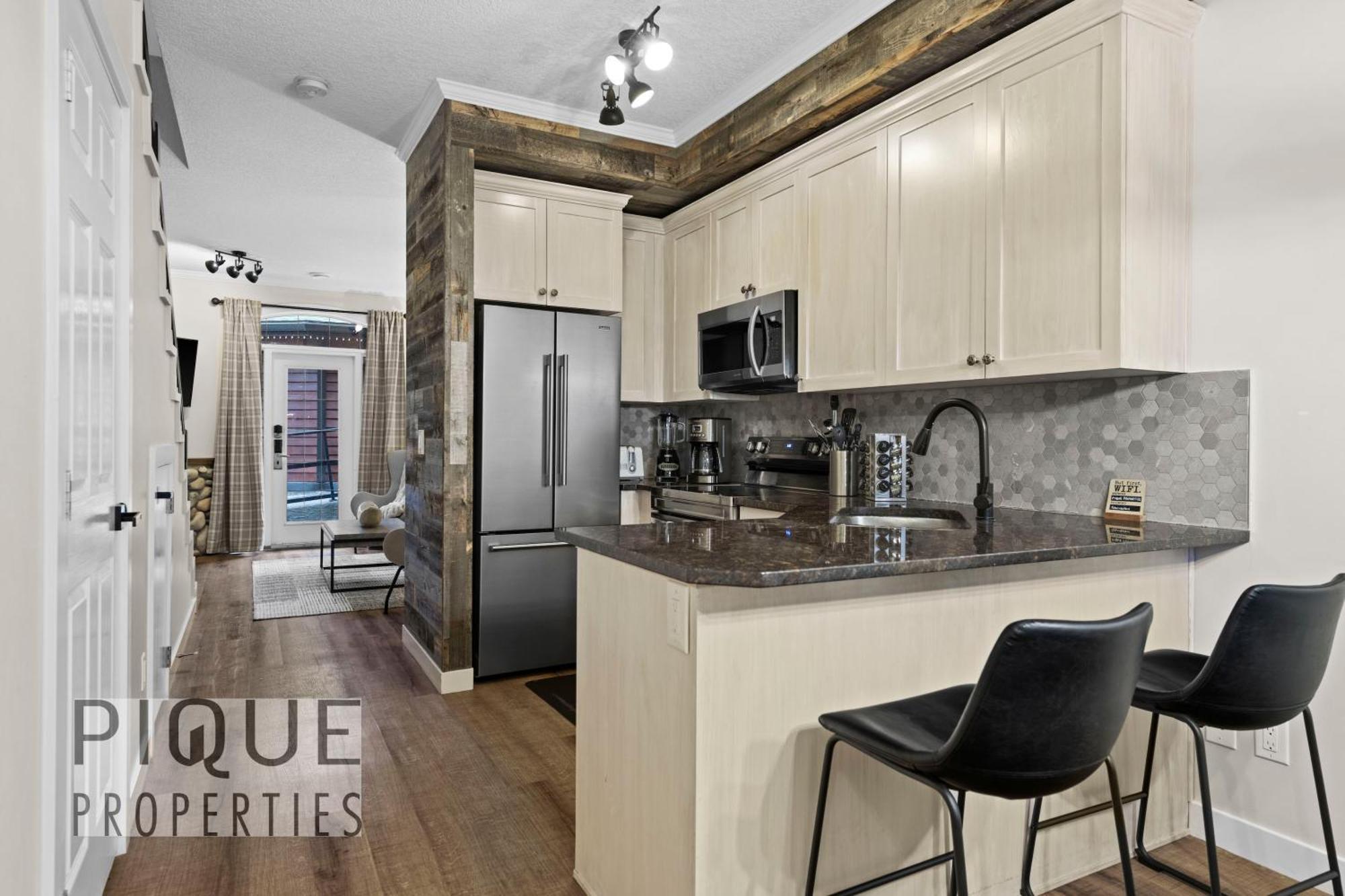 Mystic Mountain Chalet, Heated Outdoor Pool & Hot Tub, Free Parking, Fast Wifi! Chalet Canmore