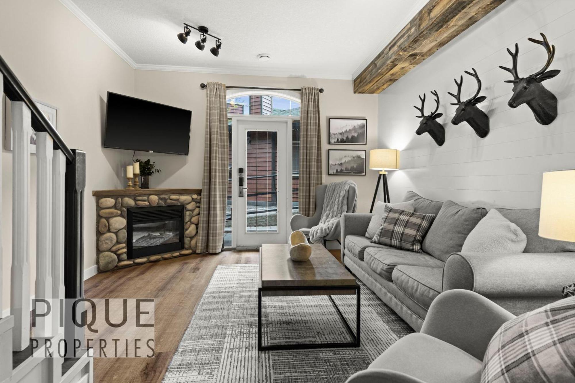 Mystic Mountain Chalet, Heated Outdoor Pool & Hot Tub, Free Parking, Fast Wifi! * Canmore