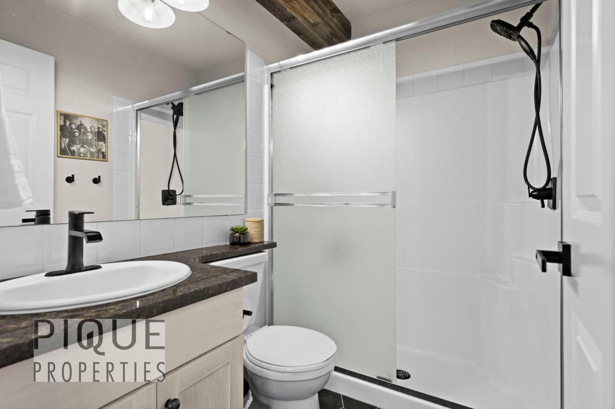Chalet Mystic Mountain Chalet, Heated Outdoor Pool & Hot Tub, Free Parking, Fast Wifi!