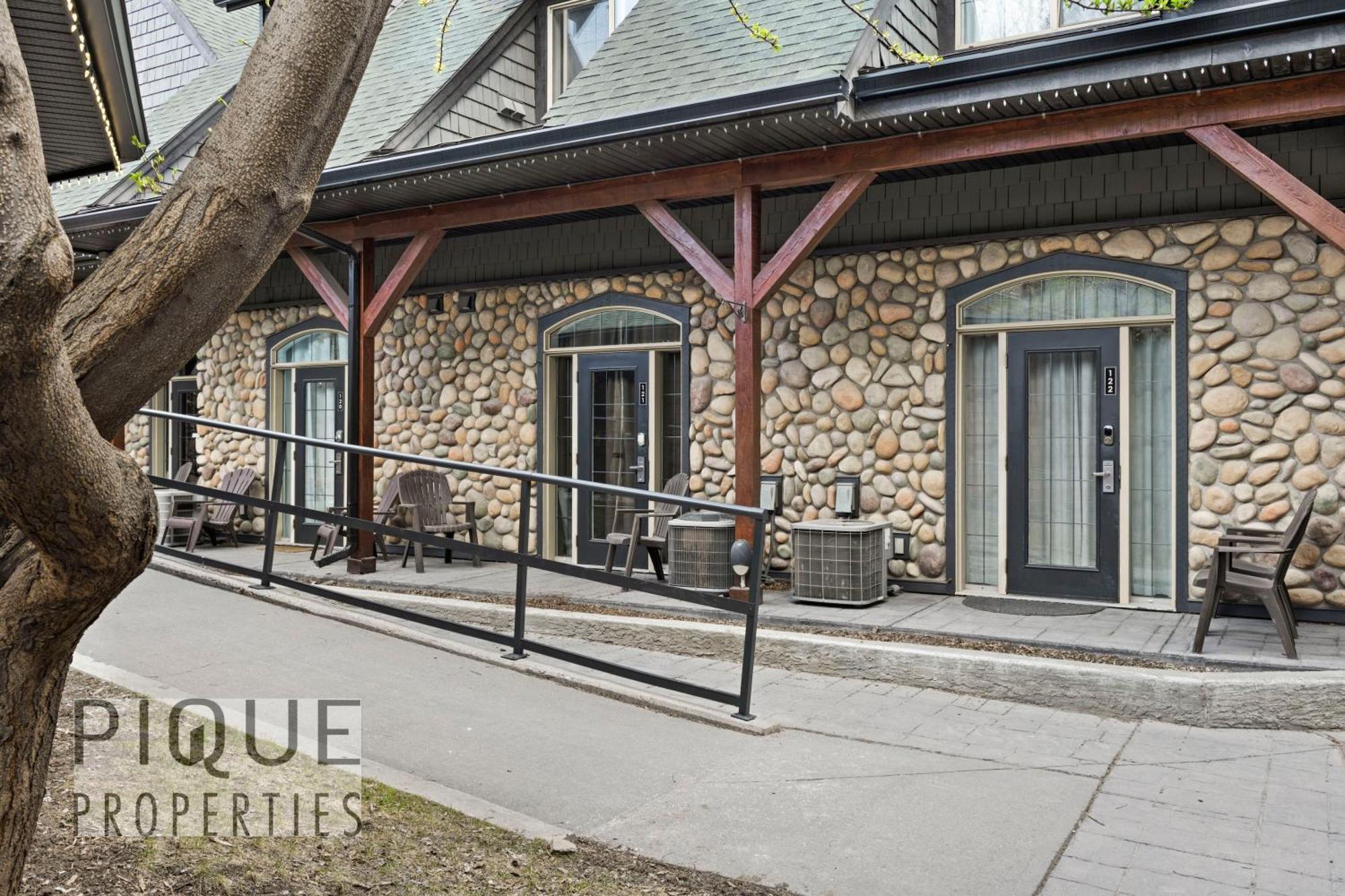 Chalet Mystic Mountain Chalet, Heated Outdoor Pool & Hot Tub, Free Parking, Fast Wifi! *