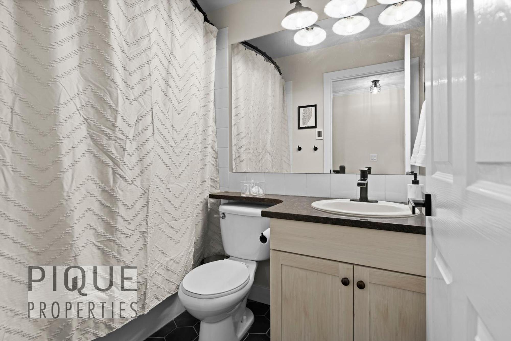Mystic Mountain Chalet, Heated Outdoor Pool & Hot Tub, Free Parking, Fast Wifi! *