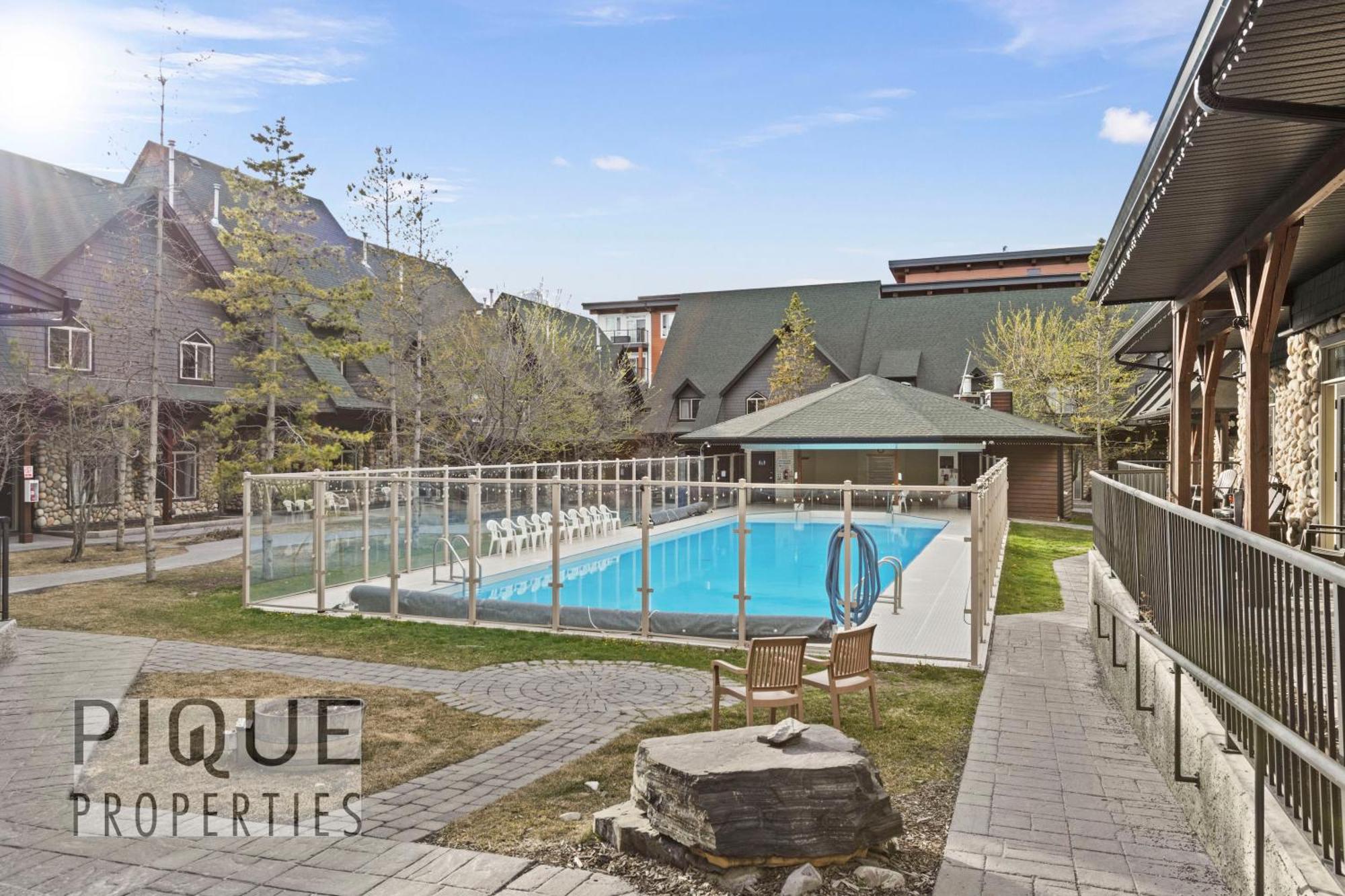 Mystic Mountain Chalet, Heated Outdoor Pool & Hot Tub, Free Parking, Fast Wifi! * Canmore