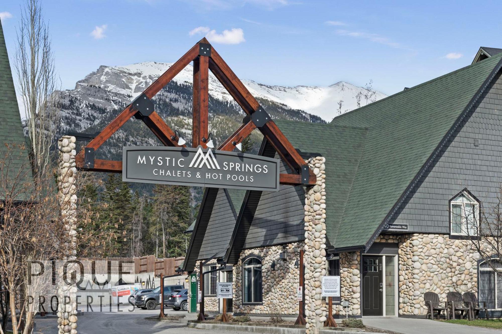 Mystic Mountain Chalet, Heated Outdoor Pool & Hot Tub, Free Parking, Fast Wifi! *