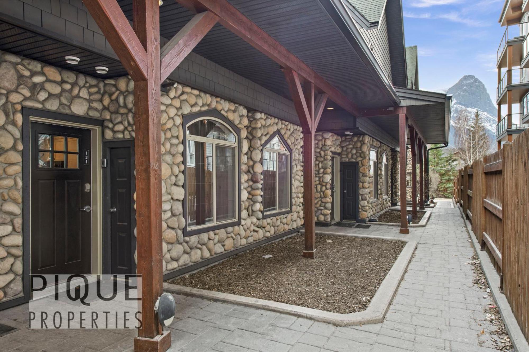 Mystic Mountain Chalet, Heated Outdoor Pool & Hot Tub, Free Parking, Fast Wifi! Chalet