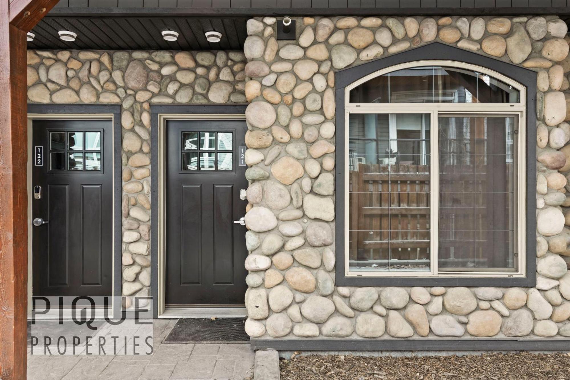 Mystic Mountain Chalet, Heated Outdoor Pool & Hot Tub, Free Parking, Fast Wifi! *